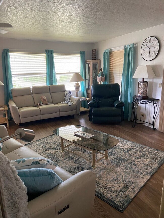 Building Photo - Spacious Home in peaceful Cul-de-sac