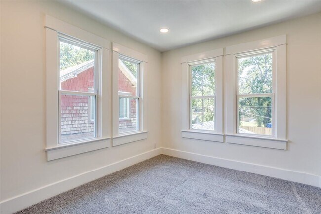 Building Photo - Riverside home for rent