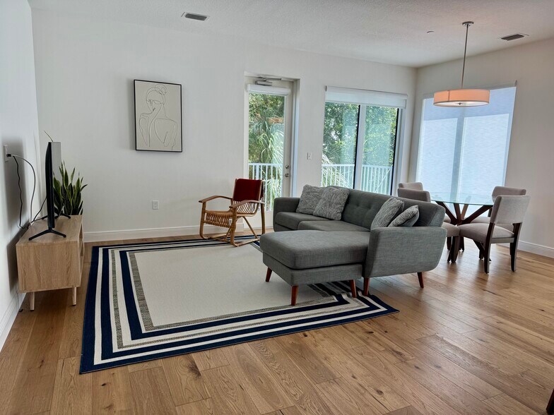 Building Photo - 644 3rd Ave S