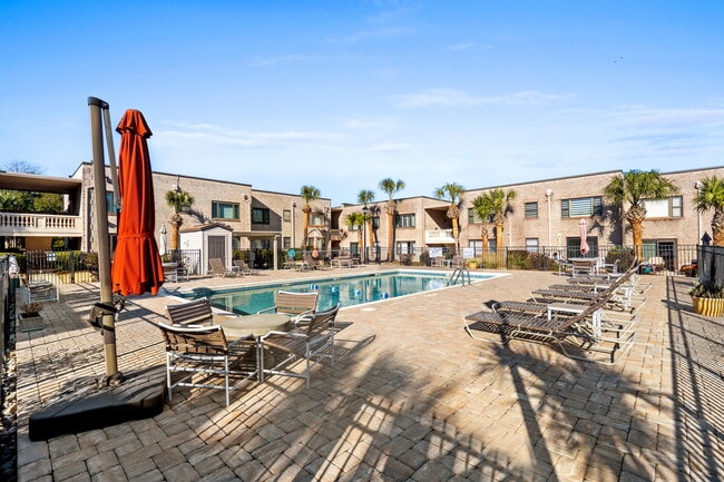 Building Photo - 10100 Lakeshore Dr