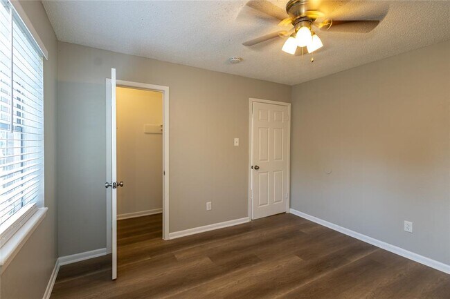 Building Photo - 4620 Glen Oaks Cir