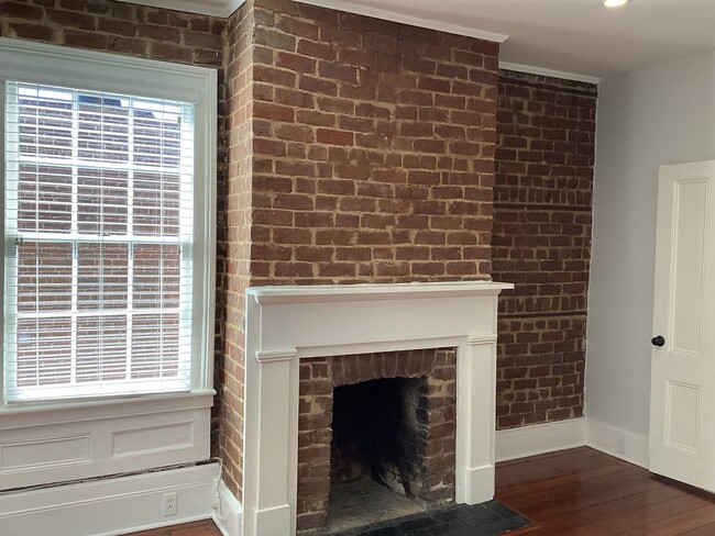 Building Photo - Move in Ready Duplex Close to Forsyth Park