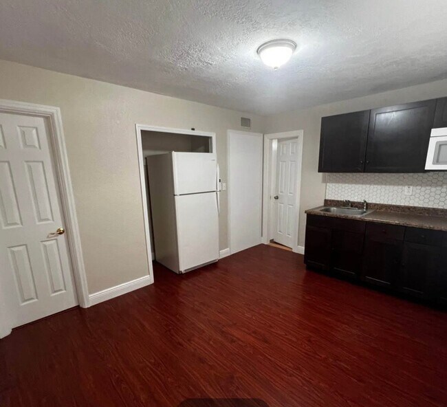 Building Photo - 4024 Meadowbrook Ave