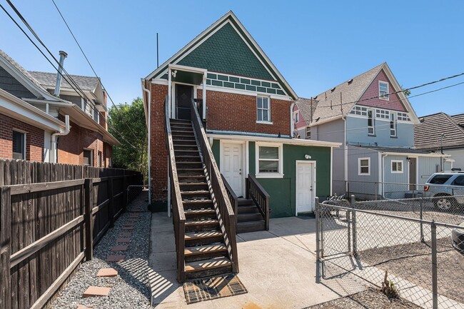 Building Photo - Charming 2 Bed 1.5 Bath in West Wash Park!