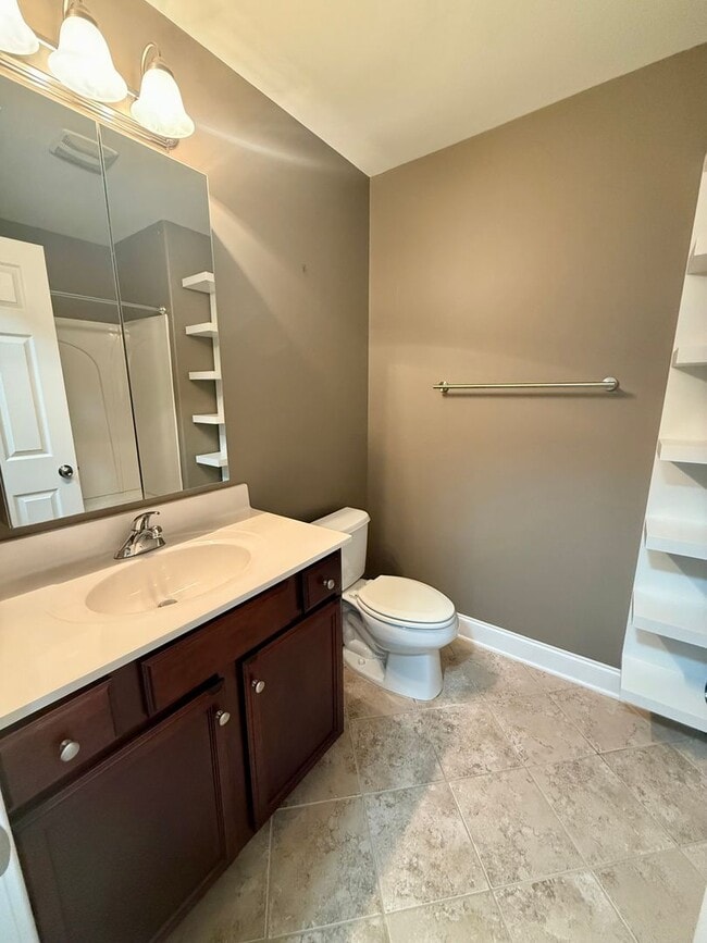 Building Photo - Two bedroom, 2.5 bath condo townhome in Bu...