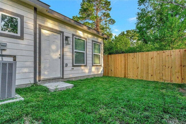 Building Photo - 6824 Dumble St