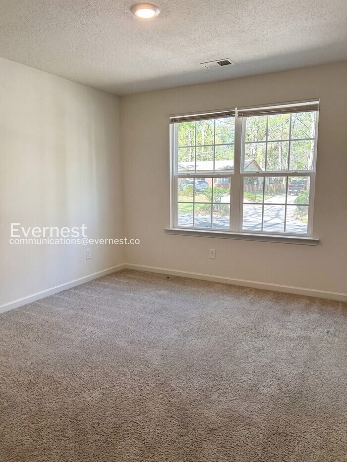 Building Photo - 133 Stilwell Oaks Cir