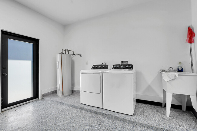 Building Photo - 6607 Deland Ave