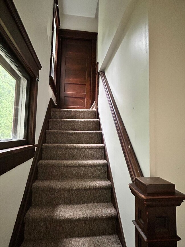Building Photo - 212 Mohican Ave