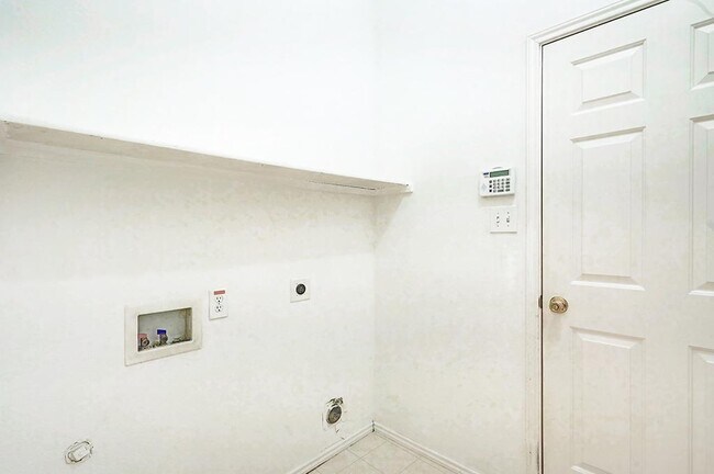 Building Photo - 2710 Logan Dr