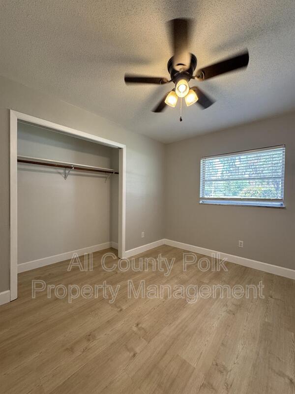 Building Photo - 2255 E Helen Cir