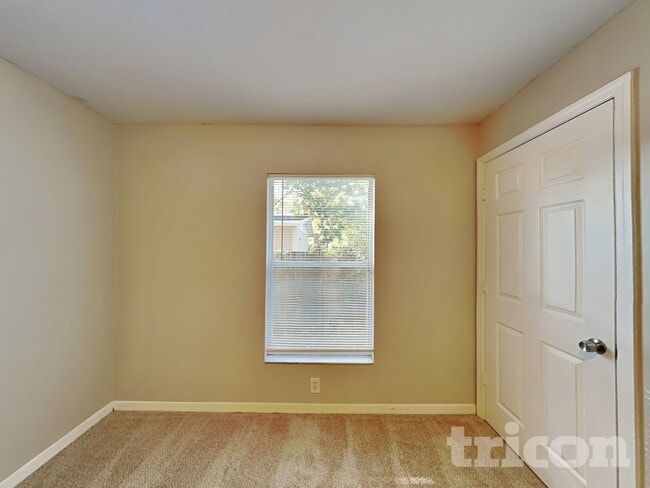 Building Photo - 8312 N Orangeview Ave