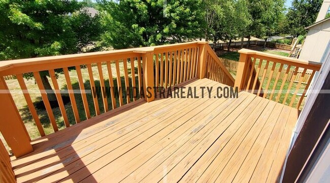 Building Photo - Gorgeous Updated Home in Blue Valley, South Overland Park-Available NOW!!