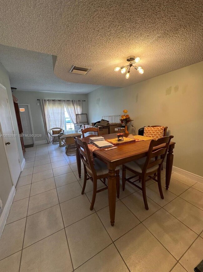 Building Photo - 16682 Hemingway Dr