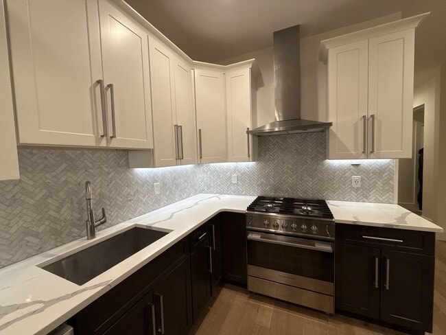 Building Photo - 946 Saratoga St