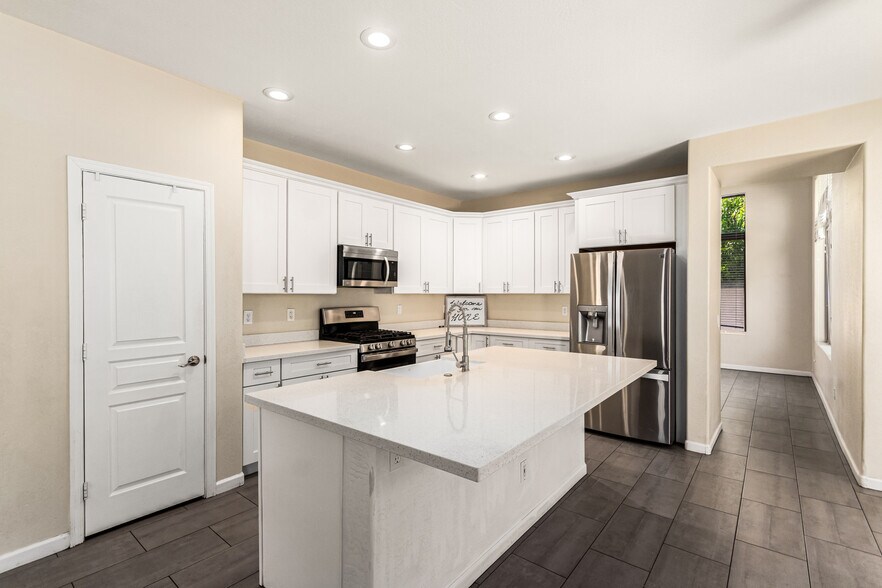 Building Photo - 6804 W Lone Cactus Dr