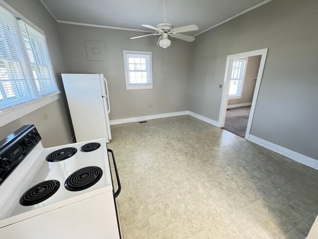 Building Photo - Large 2 bed 1 bath home located blocks fro...