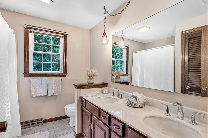 Building Photo - 867 Shaker Rd