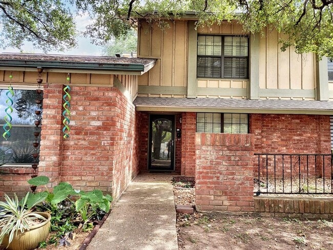 Building Photo - Cozy 3 Bed, 1.5 Bath Rental with Garage an...