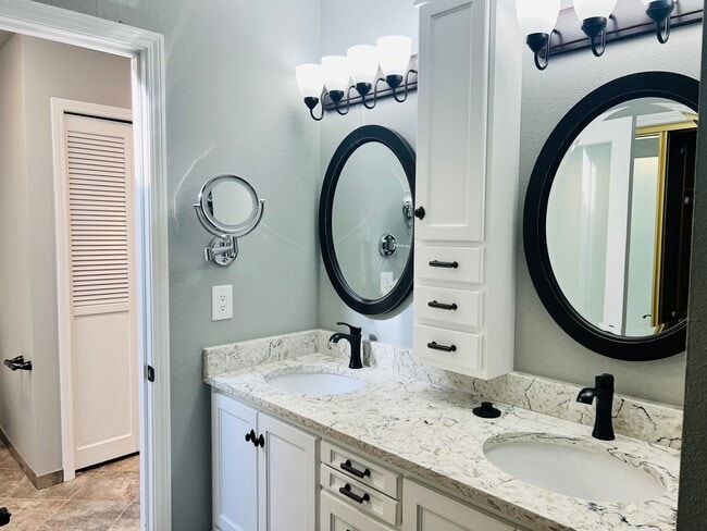 Building Photo - Amazing Attached Home in Lake Oswego is a Must See!