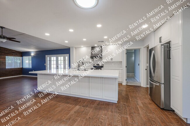 Building Photo - 1360 W Esplanade St