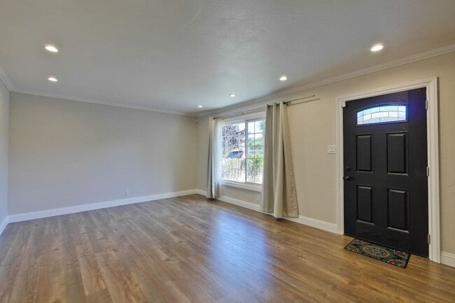 Building Photo - Remodeled 2 Bed 1 Bath Home with Bonus Roo...
