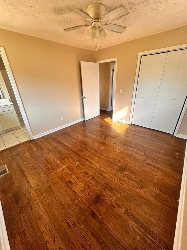 Building Photo - 505 Warren Rd NE