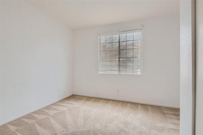 Building Photo - Northwest Condo / 2 Bedrooms / 2 Bath / 1 ...