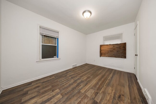 Building Photo - 3 bedroom bungalow $1199/month