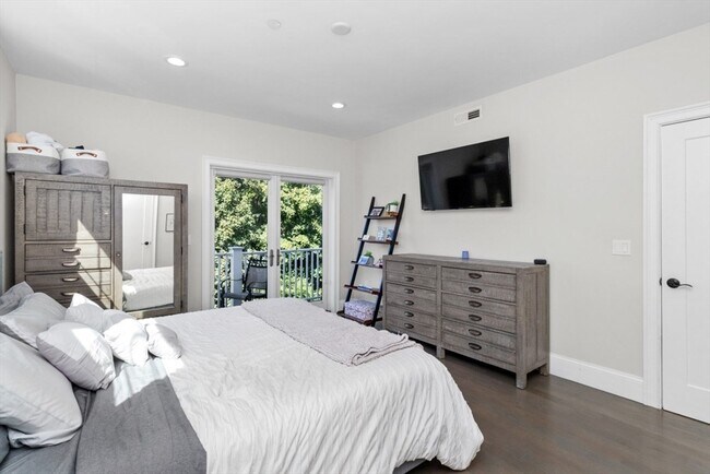 Building Photo - 2 Elm St