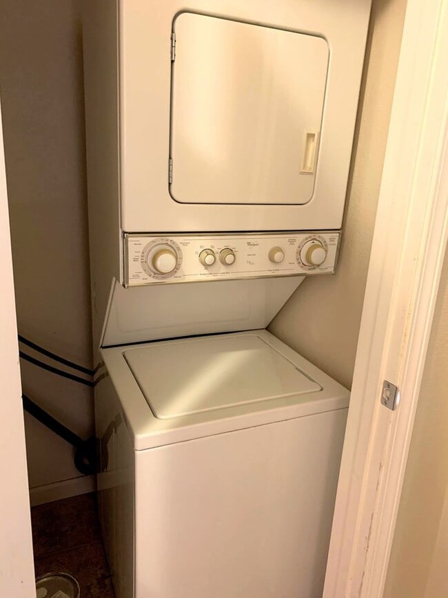 Building Photo - Charming 1 Bedroom, 1 Bath Large Apt in In...
