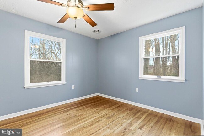 Building Photo - 122 Stuart Dr