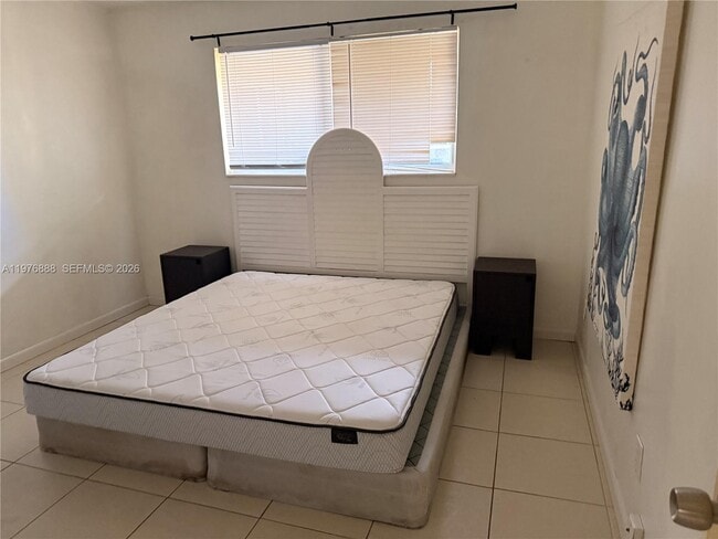 Building Photo - 1104 N 17th Ct