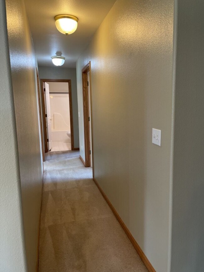 Building Photo - 4 Bed 2.5 Bath Home in Windsor