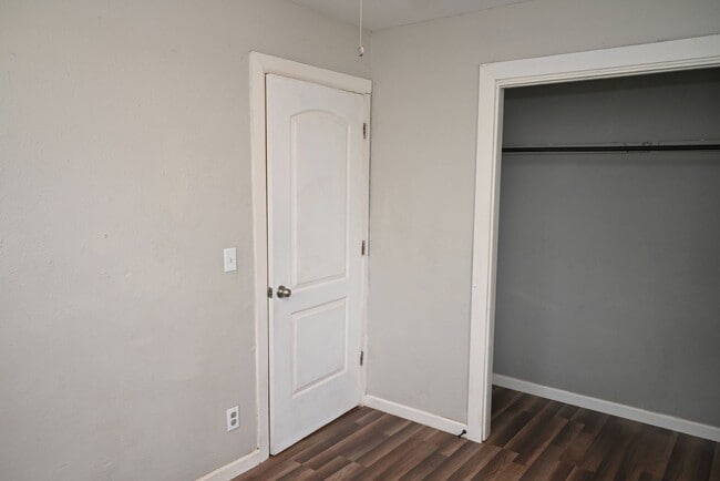 Building Photo - 600 E 1st St