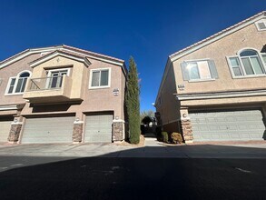 Building Photo - Townhome with garage