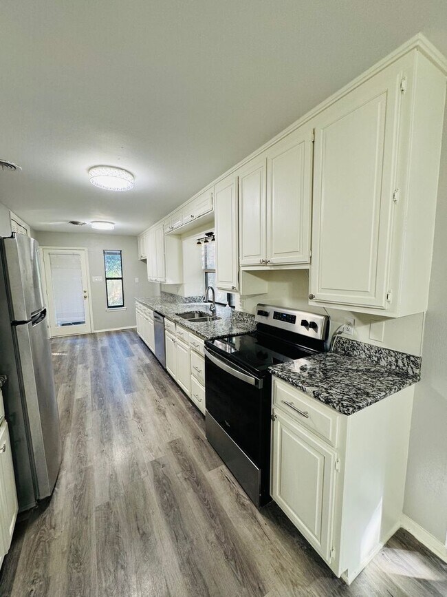Building Photo - Quiet Wooded Home