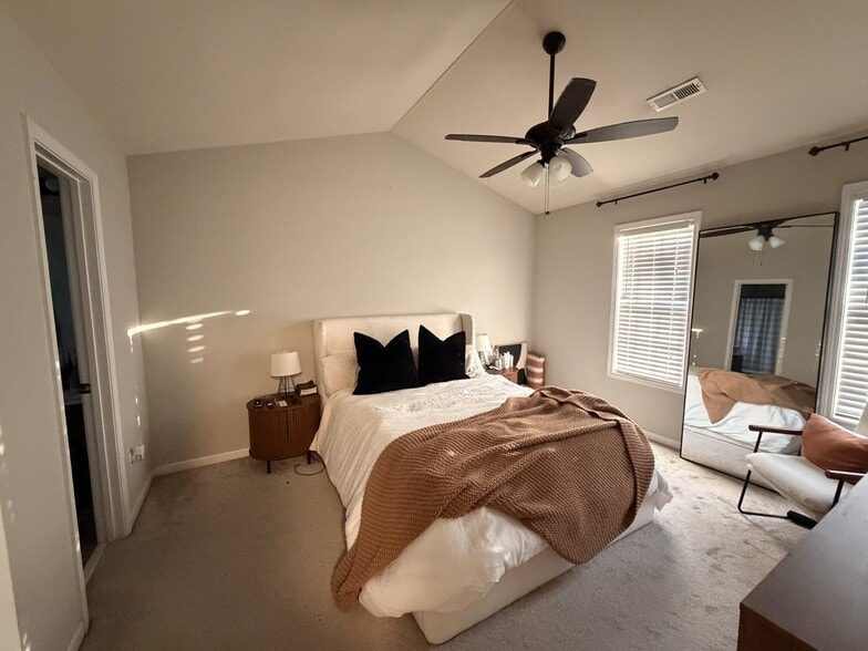 Building Photo - 2722 Meadow Knoll Dr