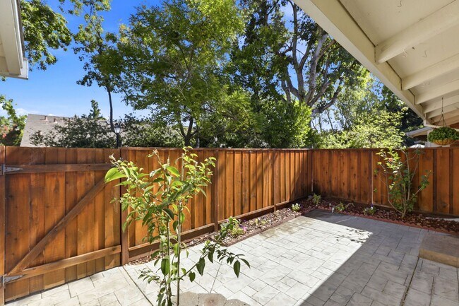 Building Photo - Northpoint Townhome