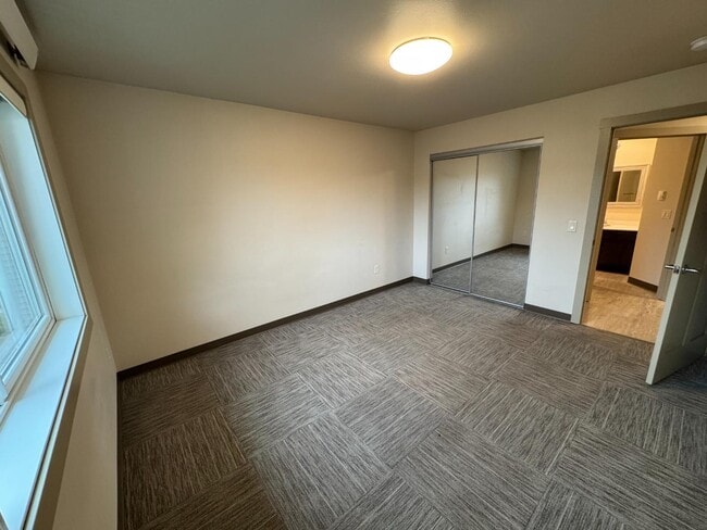 Building Photo - 922 Charles St