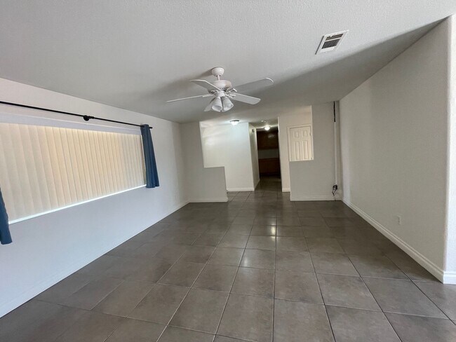 Building Photo - Charming Three Bedrooms, 2 Bathrooms Home ...