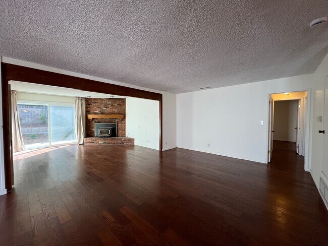 Building Photo - Simi 2+1.5 w/bonus room, RV parking + grea...