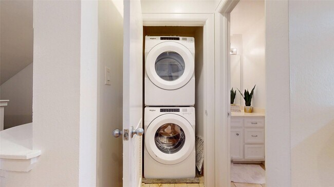 Building Photo - 8715 Meadowcroft Dr