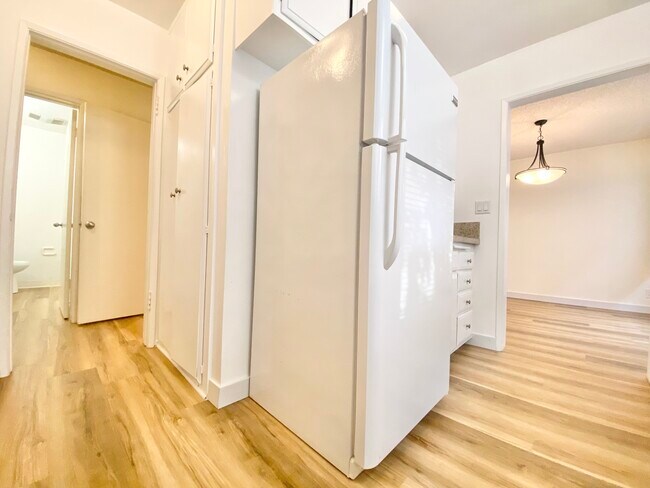 Building Photo - 11924 Montana Ave Los Angeles, CA 90049