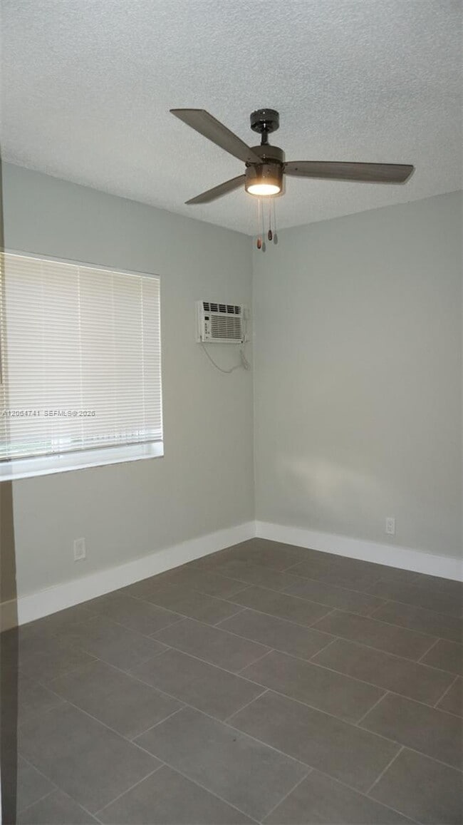 Building Photo - 808 SW 14th Terrace