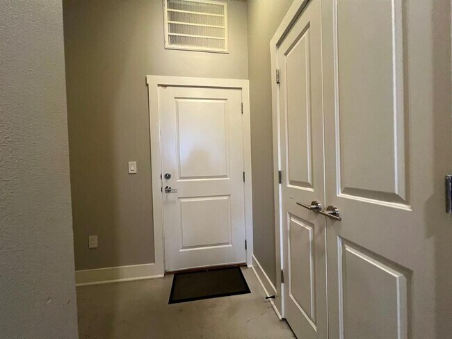 Building Photo - 2520 Bluebonnet Ln