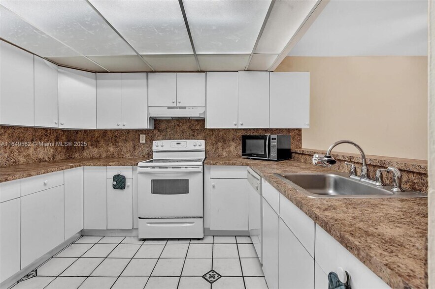 Building Photo - 3750 SW 60th Ter