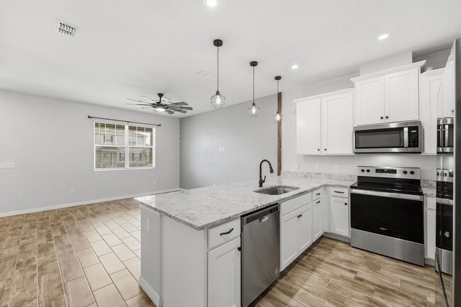 Building Photo - 3 Bedroom Resort Style Living in Gated Community