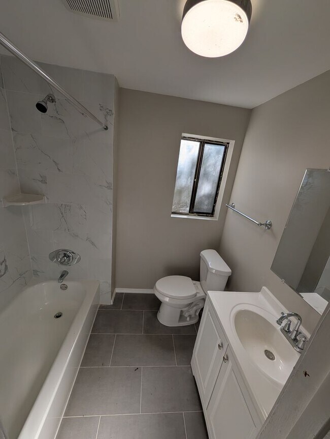 Building Photo - Newly Renovated 2BR Home in Jacksonville