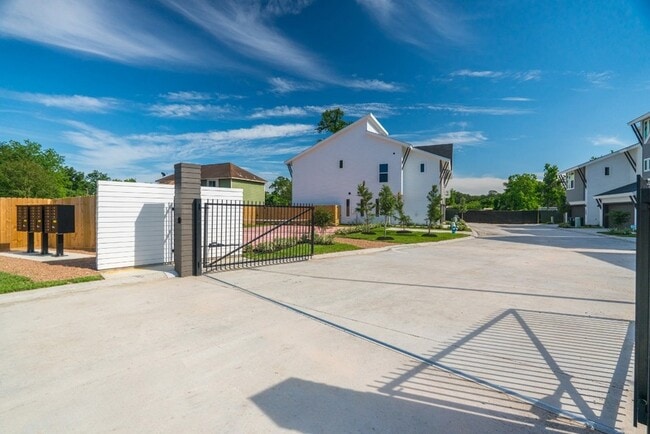 Building Photo - 7609 Victory Reserve St